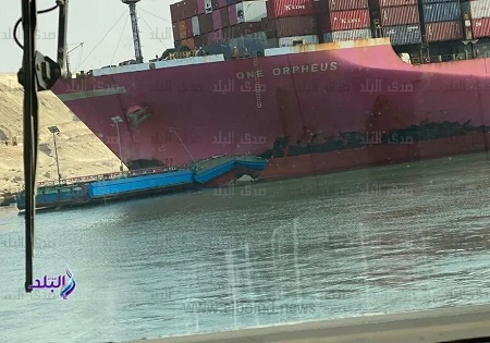 突發！一艘集裝箱船因轉向失靈撞上蘇伊士運河浮橋