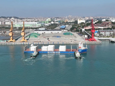 福建首艘LNG罐式集裝箱船“富海晟”輪順利靠泊