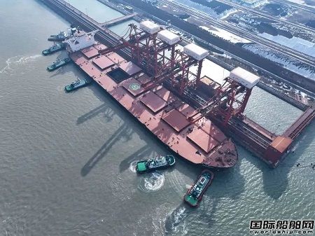 江蘇首次！40萬噸礦砂船首次靠泊連云港港