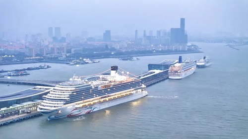 “愛達魔都”回巢，上海吳淞口國際郵輪港再現“三船同靠”盛景