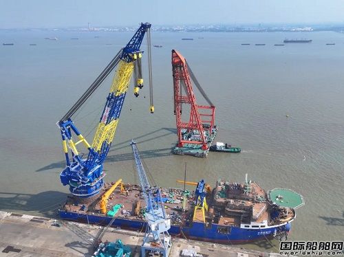 振華重裝承建華夏金租自航式全回轉起重船進行臂架抬升試驗
