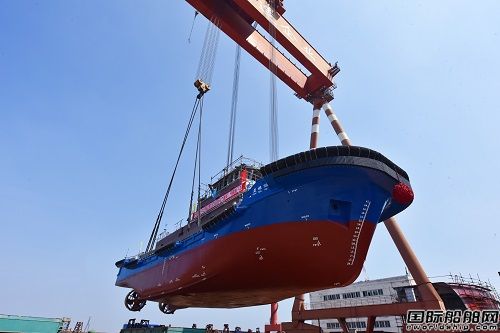 鎮江船廠2646kW全回轉消拖兩用船順利下水