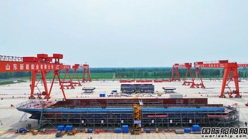 新能船業(yè)90米LNG動(dòng)力集裝箱船首船主船體貫通