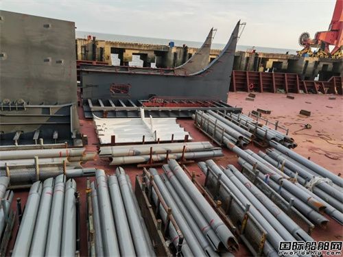外高橋海工首制8600CEU雙燃料滾裝船分段發運