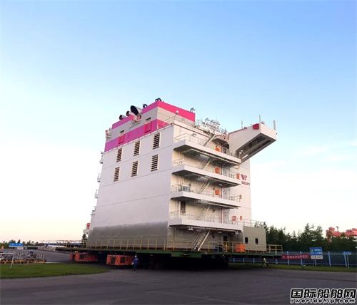 外高橋海工區域搭載7000TEU系列箱船上建項目圓滿收官