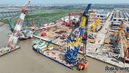 振華重裝為華夏金租建造5000噸自航式全回轉起重船完成吊重試驗