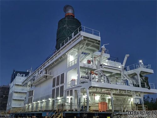 外高橋海工H1383箱船上建與H1572成品油輪上建90A順利發(fā)運(yùn)