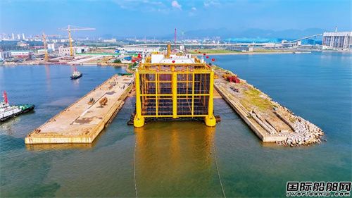 山東港口第二座近海海水三文魚養殖網箱成功下水