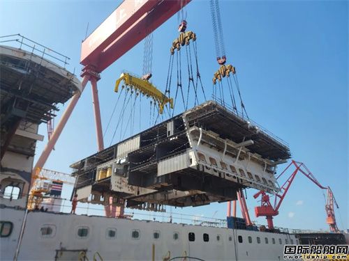 外高橋造船第二艘國產大型郵輪K2總段順利移位搭載