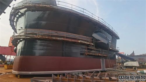 外高橋海工為EPS建造11.4萬噸油輪首制80B總段合攏