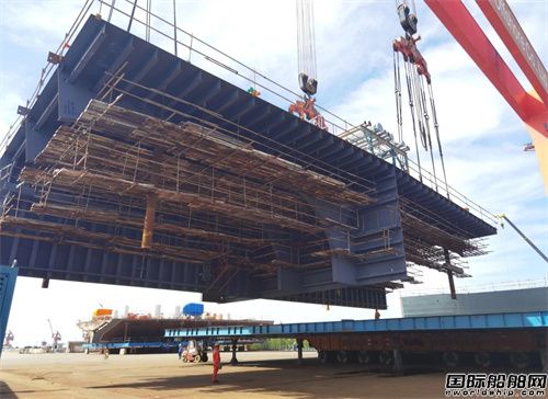 外高橋海工首制114K油船甲板總段順利交付