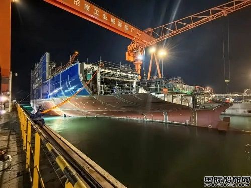 威海金陵為EPS建造第5艘汽車運輸船完成半船移船落墩工程