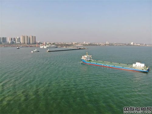 瓊州海峽首艘專門運輸新能源汽車平板貨船成功試靠