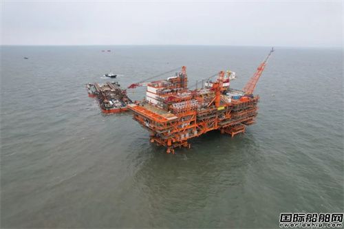 我國首個海上多層稠油熱采油田中心平臺完成海上安裝