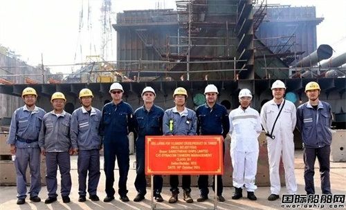 新時(shí)代造船建造油船和集裝箱船同日進(jìn)塢合攏