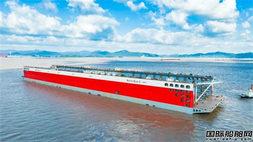 舟山中遠海運重工75000噸舉力浮船塢上水