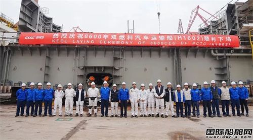 外高橋造船兩艘新船同日下塢