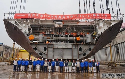 外高橋造船為Thenamaris建造阿芙拉型成品油船下塢