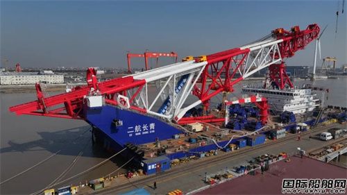 振華重工建造世界最大打樁船完成樁架“豎樁”