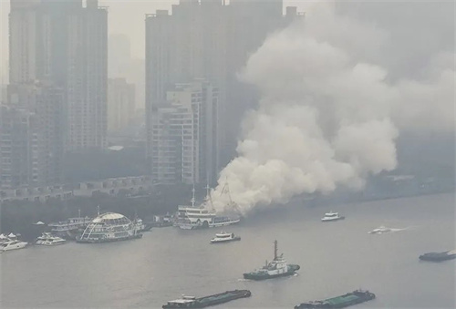 突發(fā)!上海黃浦江一游船著火1人被送醫(yī)
