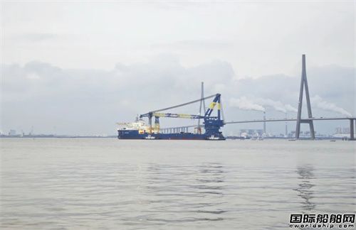 華夏金租5000T自航式全回轉起重船啟航