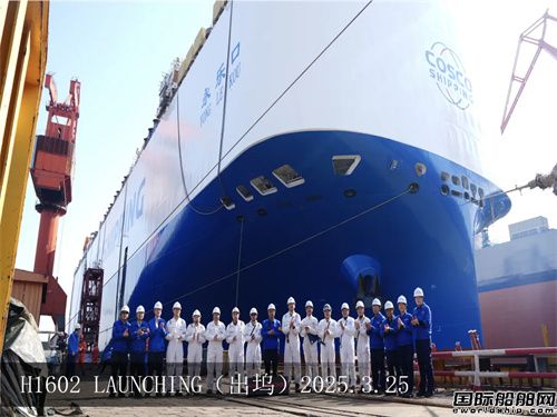 外高橋造船兩艘新船同日出塢