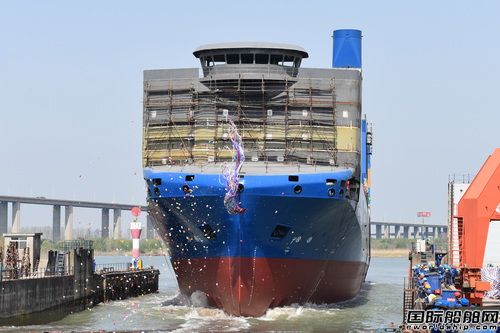 鎮江船廠15600噸新型重載運輸船二號船下水