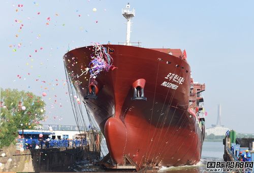 鎮江船廠又一艘430TEU集裝箱船順利下水