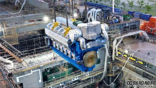 振華重工為中交天航局建造耙吸挖泥船主機順利吊裝