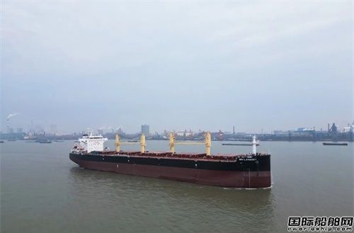 海通海洋一艘63500噸散貨船試航歸來