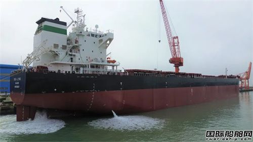 招商工業青島船廠82000噸散貨船2號船主機動車完成