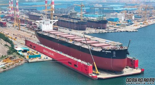 國內(nèi)首創(chuàng)!恒力重工首制18.1萬噸散貨船從船臺下水