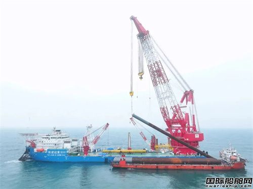 5000噸全回轉起重船“鐵建起重5000”首次投入使用