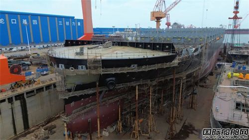 招商工業青島船廠5900TEU-08船主船體合攏