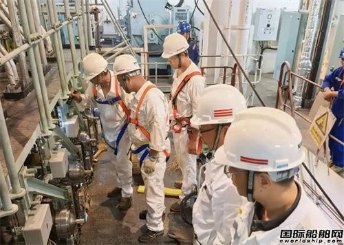 招商工業青島船廠82000噸散貨船3號船完成主機動車