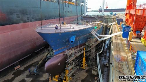 招商工業青島船廠6400噸冷藏運輸船主船體貫通合攏