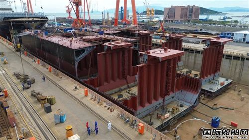 招商工業(yè)青島船廠高效推進(jìn)塢內(nèi)散貨船分段建造
