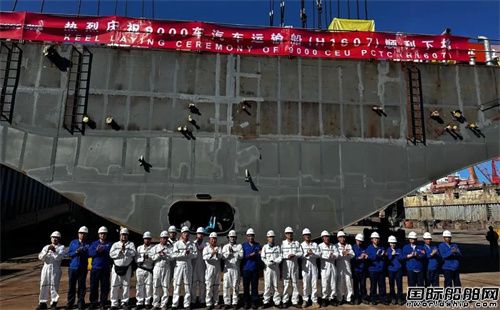 外高橋造船兩艘新船同日下塢
