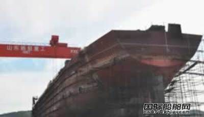 威海船廠散貨船主船體分段吊裝完工