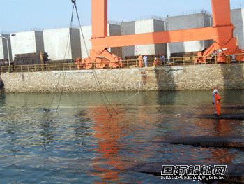 長興島造船廠船塢滑道遇險情